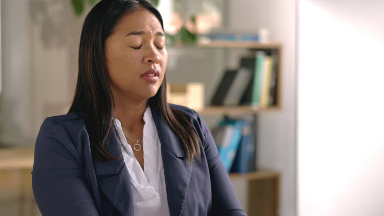 mujer de negocios enferma, estornuda