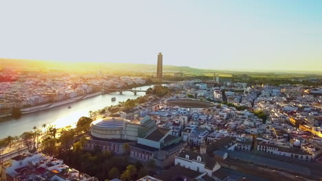 moviéndose hacia el río guadalquivir en sevilla durante una hermosa puesta de sol 4k 23fps