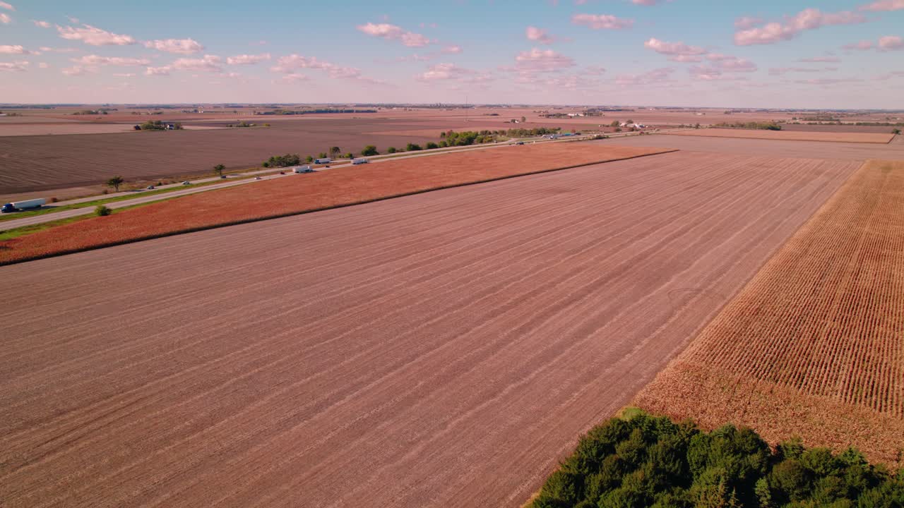 Umlaufende Luftaufnahme, die einem LKW-Fahrerhaus auf der Interstate I-57 nahe der Raststätte Illini Prairie (Nordseite) über Ackerfeldern folgt