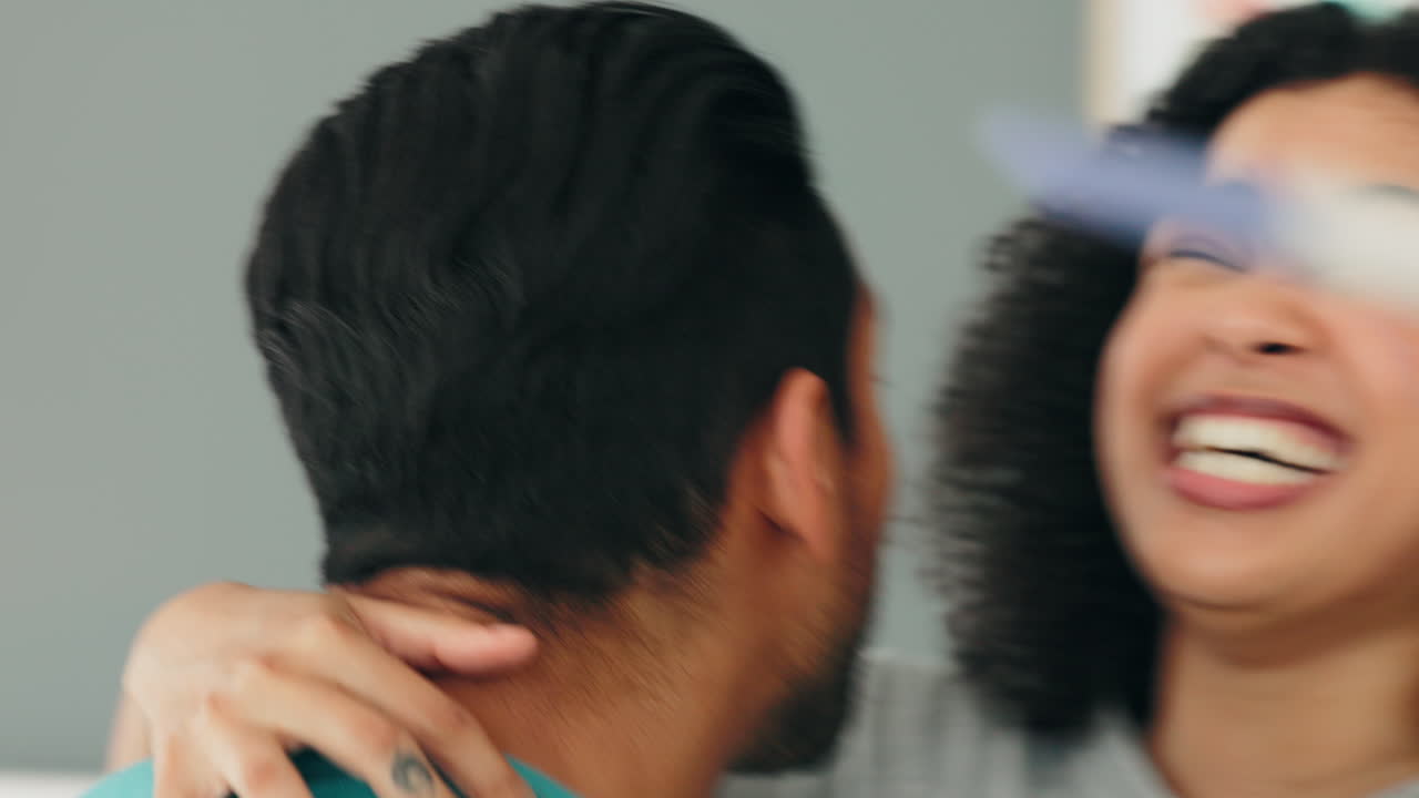 커플, 침실 및 긍정적인 임신 결과