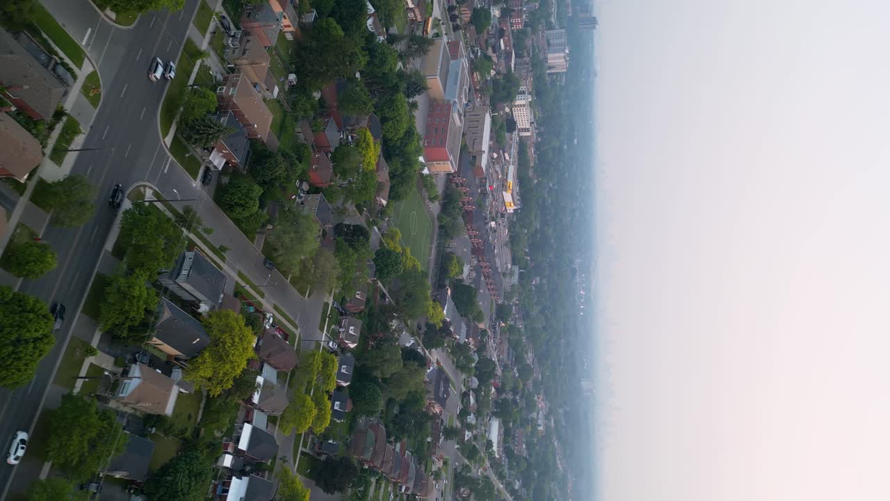 автомобили, проезжающие мимо пригородных домов, замаскированные дымом лесных пожаров, вызывающие плохое качество воздуха и низкую видимость