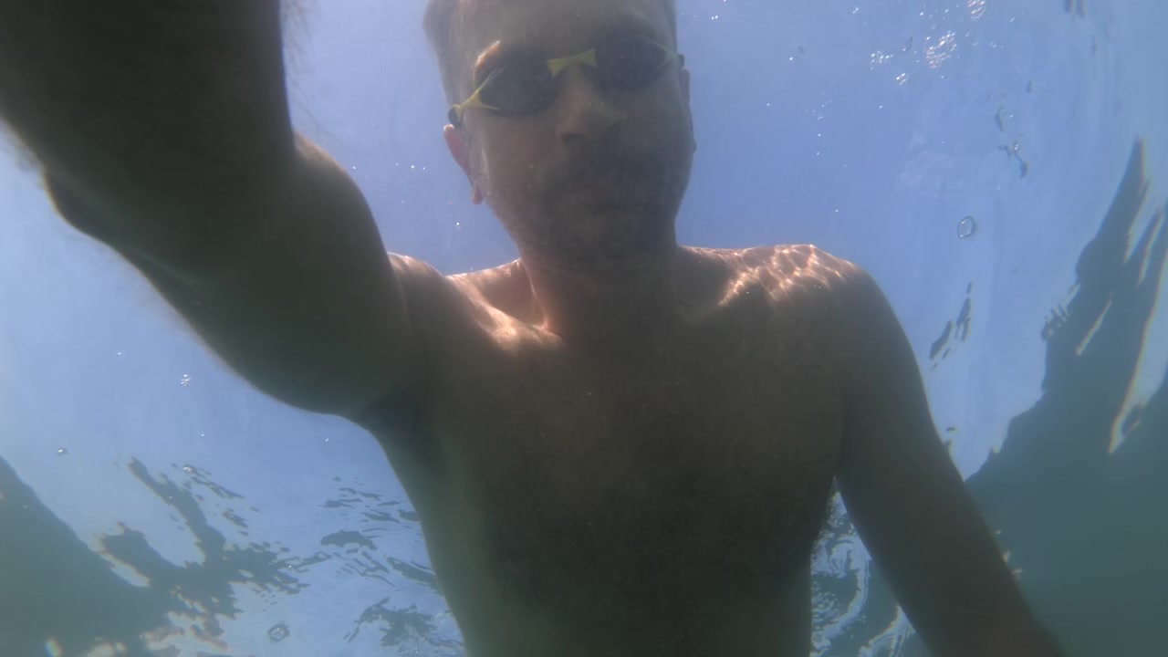Undervands nærbillede af en mands badebukser i havet, Golfe-Juan, Frankrig