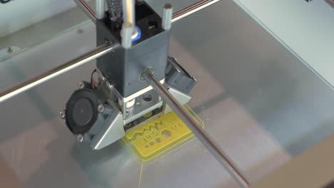 la impresora 3d imprime una regla escolar