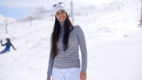 Beautiful-woman-laughing-on-ski-slope