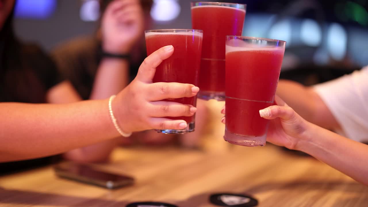 grupo de amigos disfrutando de bebidas juntos