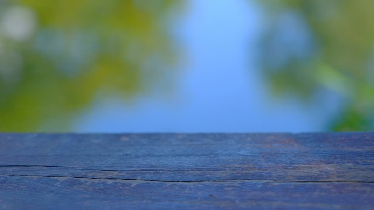 mesa de madera junto al lago