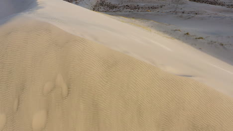 toma aérea de drones de las dunas de kelso en el desierto de mojave en el sur de california