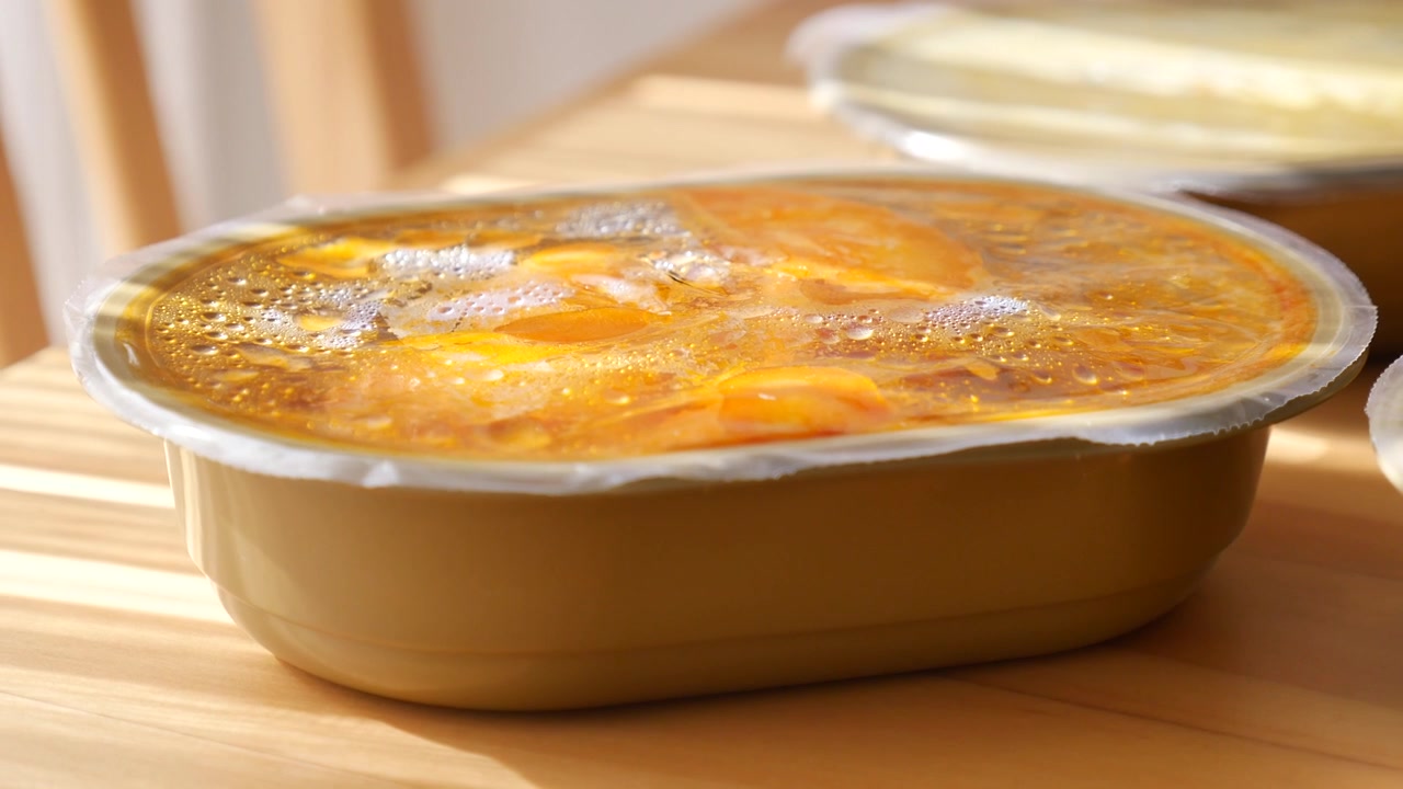Primo piano di un contenitore di plastica sigillato con cibo pronto
