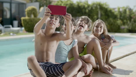 Junge-Macht-Ein-Selfie-Von-Sich-Und-Seinen-Freunden-Am-Pool.