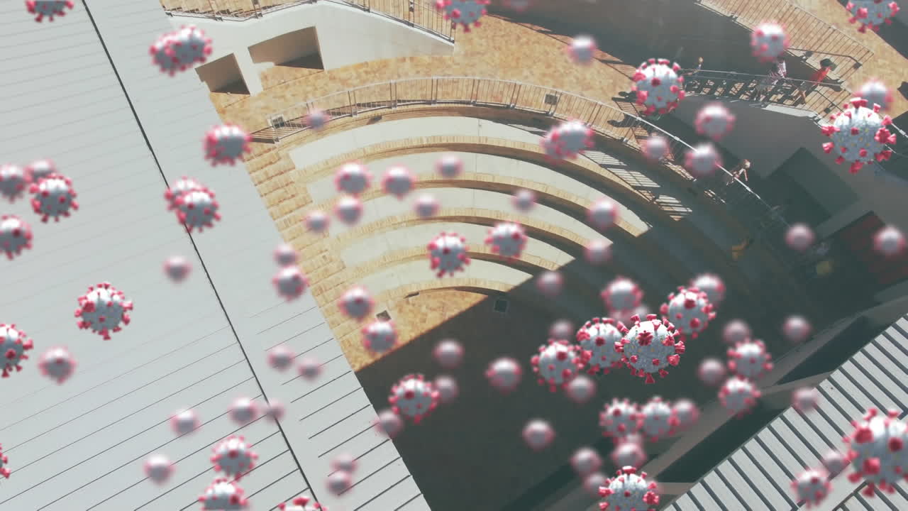 계단을  ⁇ 고 있는 사람들 위에 떠다니는 거대한 코로나19 세포의 애니메이션