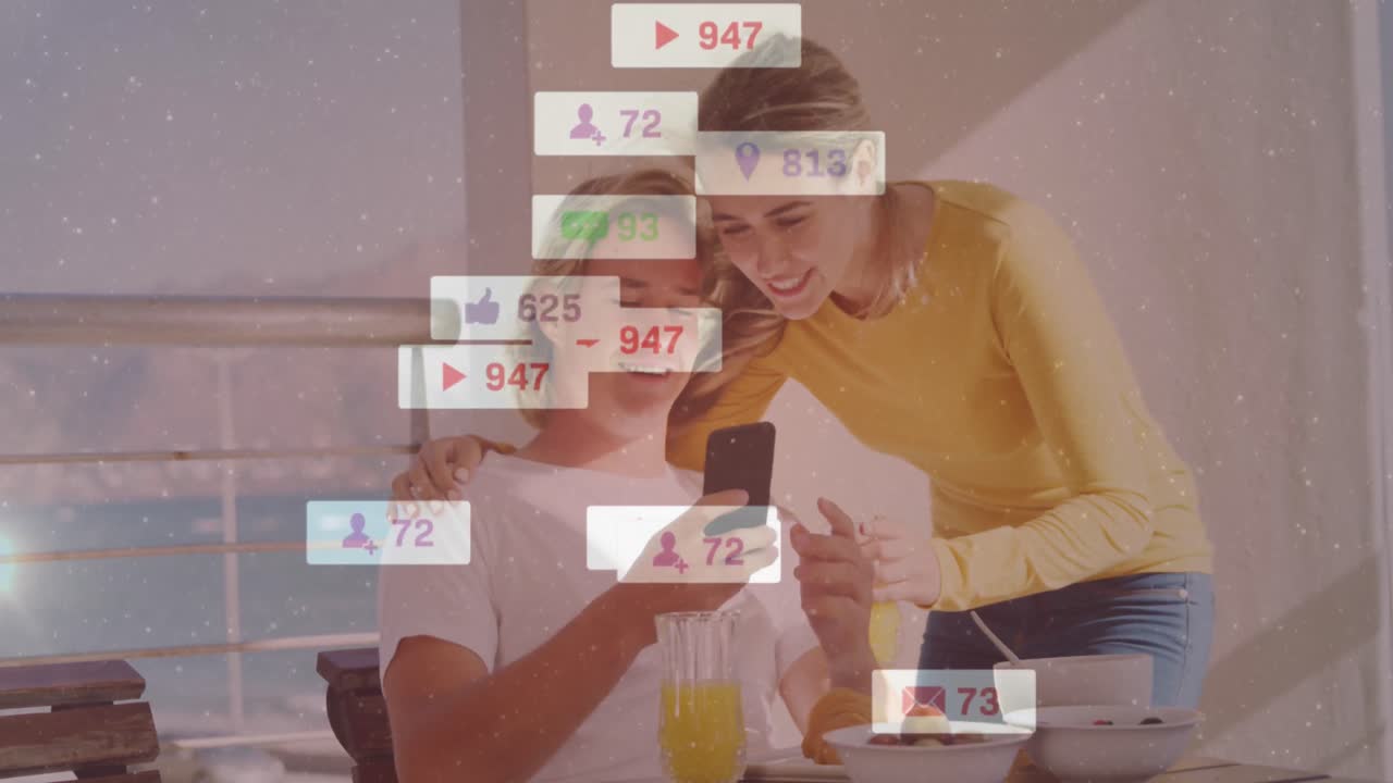 animación de iconos de redes sociales en pancartas sobre una pareja sonriente que usa un teléfono inteligente