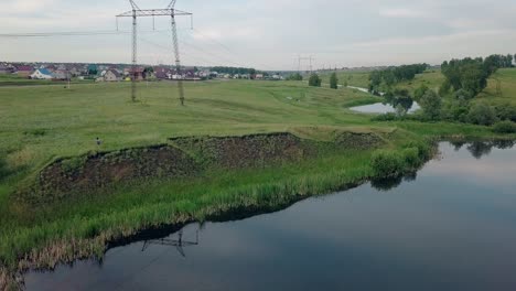 Ländliche-Landschaft-Und-Paartänze-Auf-Malerischer-Grüner-Wiese