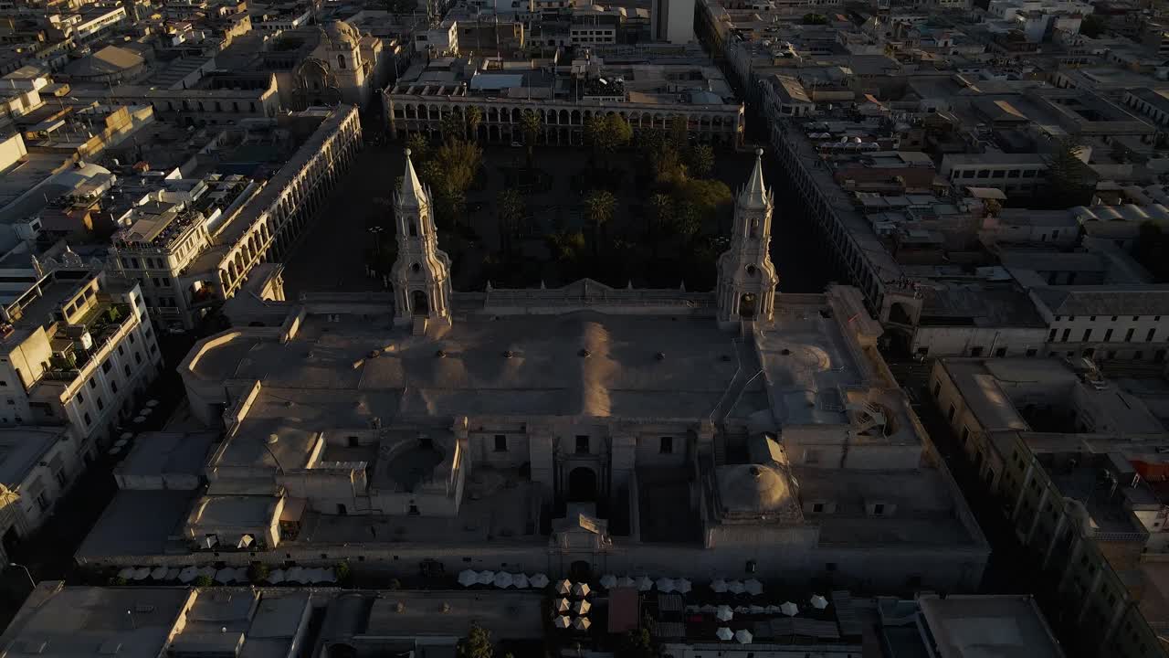 puesta de sol en la ciudad de arequipa