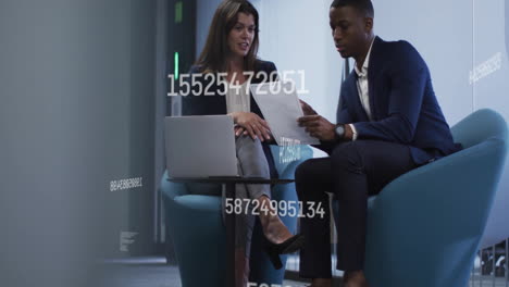 profesionales de negocios discutiendo documentos con números animación en el entorno de la oficina