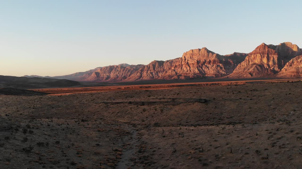 acercándose a la hora dorada en vista aérea en el cañón de roca roja