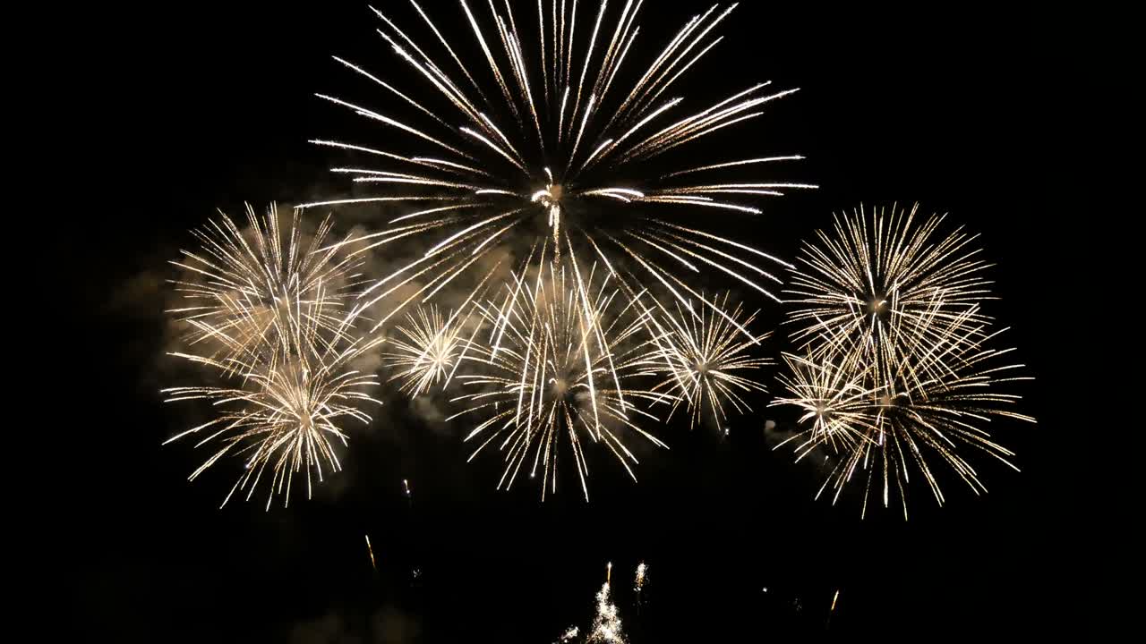 mejor bucle 4k sin costuras de fuegos artificiales brillantes reales 35s de tiro largo para el fondo de la celebración. fuegos artificiales dorados brillantes durante el festival de cuenta atrás de la víspera de año nuevo en la exhibición del cielo por la noche con colorido.