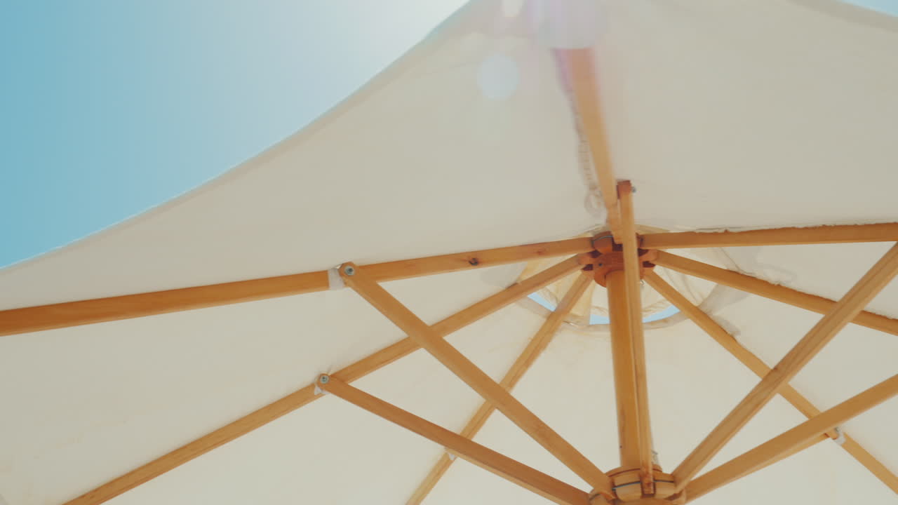 고급 호텔에서 푸른 하늘을 배경으로 한 줄의 하얀 우산