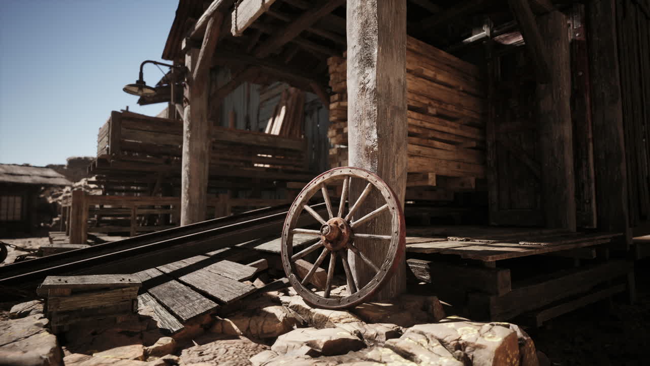 vieja rueda de carro de madera en un entorno de ciudad occidental rústica