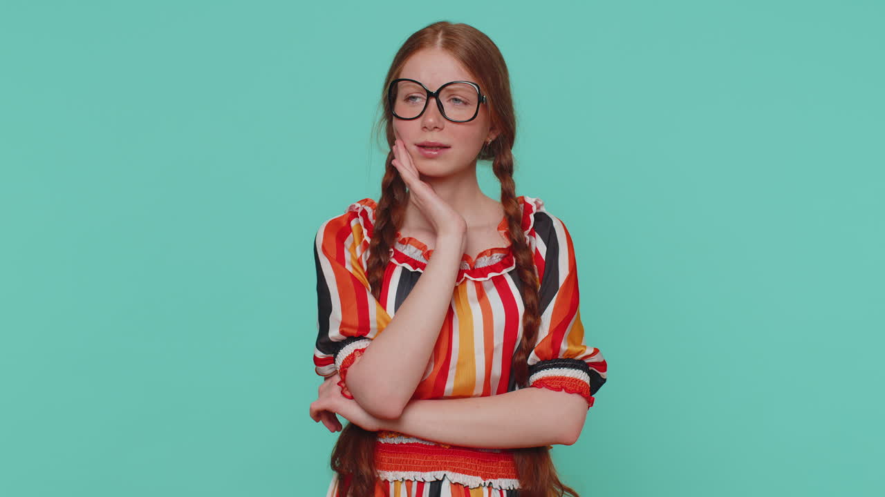 niña tocando la mejilla que sufre de dolor de dientes, caries o gingivitis esperando una cita con el dentista