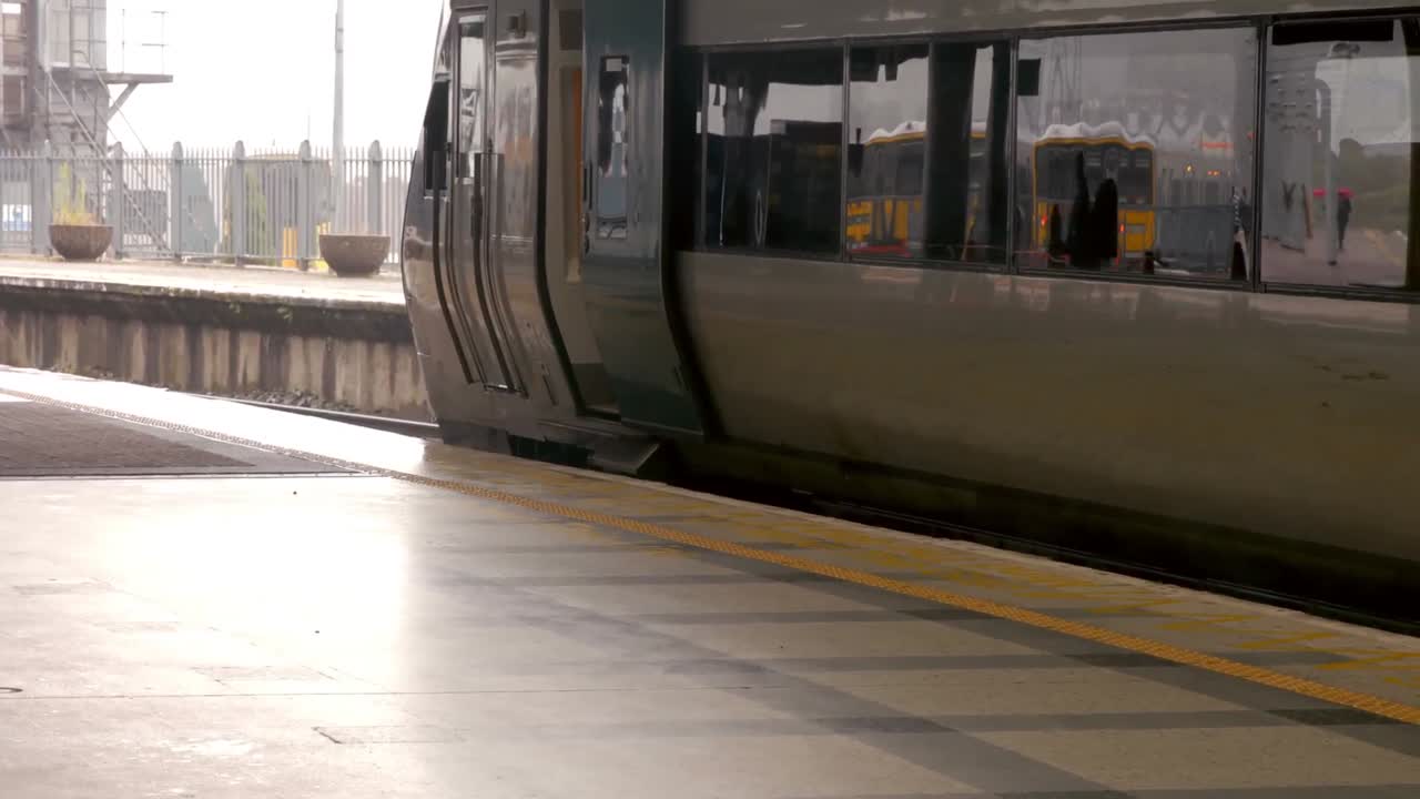 플랫폼에 있는 열차