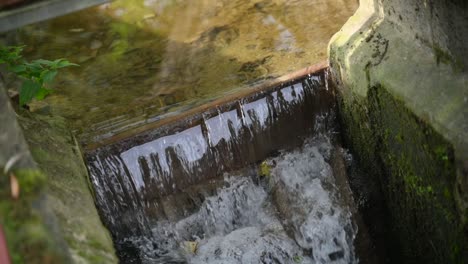 Kleiner-Wasserfall-Fällt-Auf-Den-Beton