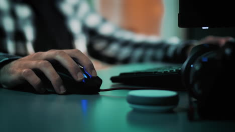 manos masculinas desplazándose y escribiendo en el mouse y el teclado de la computadora