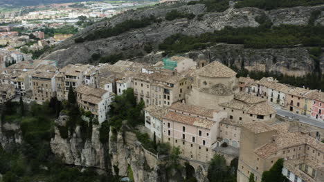 Aerial-View-Of-Historic-And-Medieval-Hanging-House-And-Buildings-In-City-Of-Cuenca,-Spain