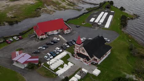 Aerial-reveal-of-historic-Anglican-Church-and-Ohinemutu-settlement-on-Lake-Rotorua-shore