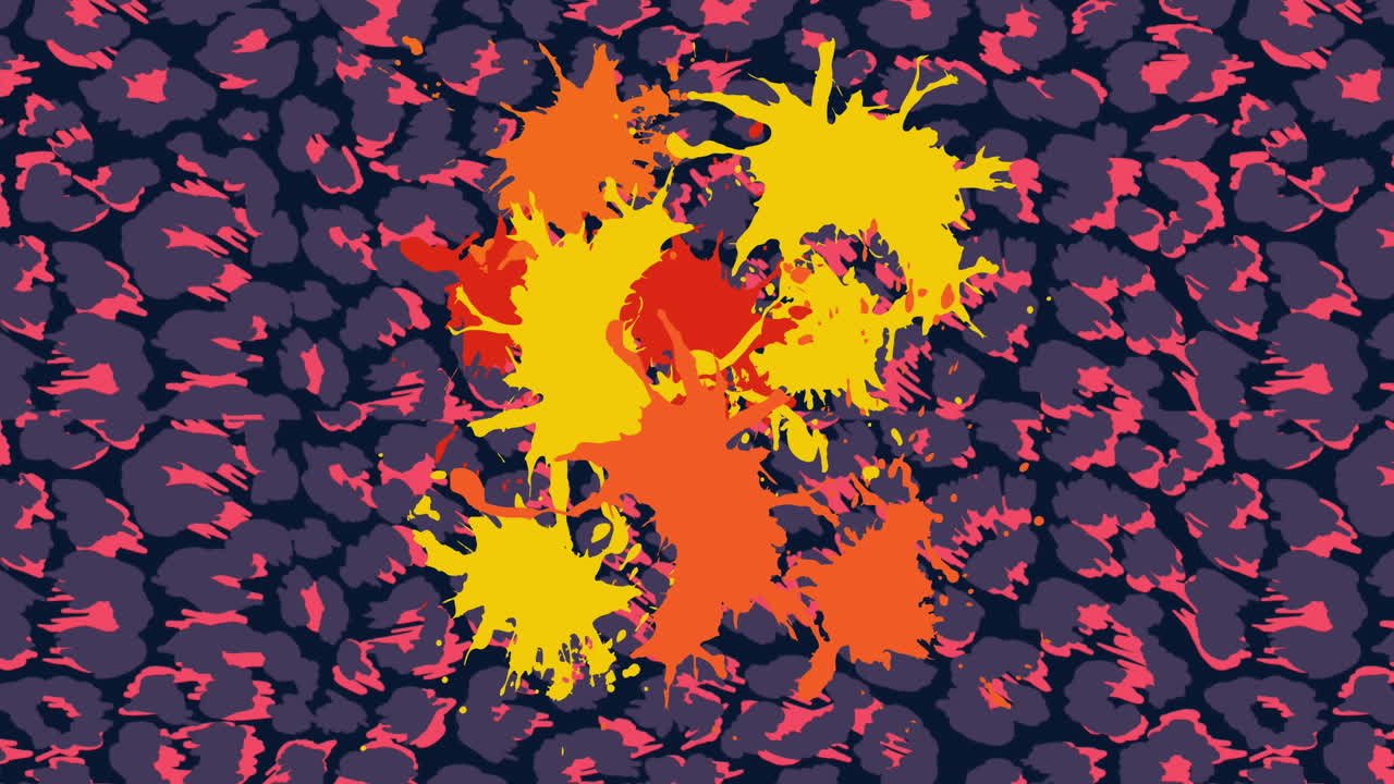 pancarta de mancha de pintura colorida con espacio de copia contra un fondo de impresión de leopardo púrpura