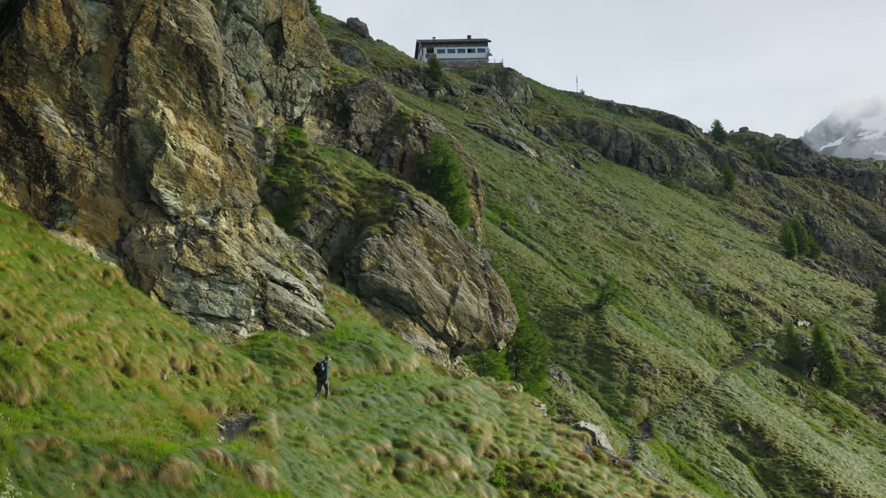 valmalenco, italia - un hombre caminando por un sendero en el valle de fellaria - toma amplia