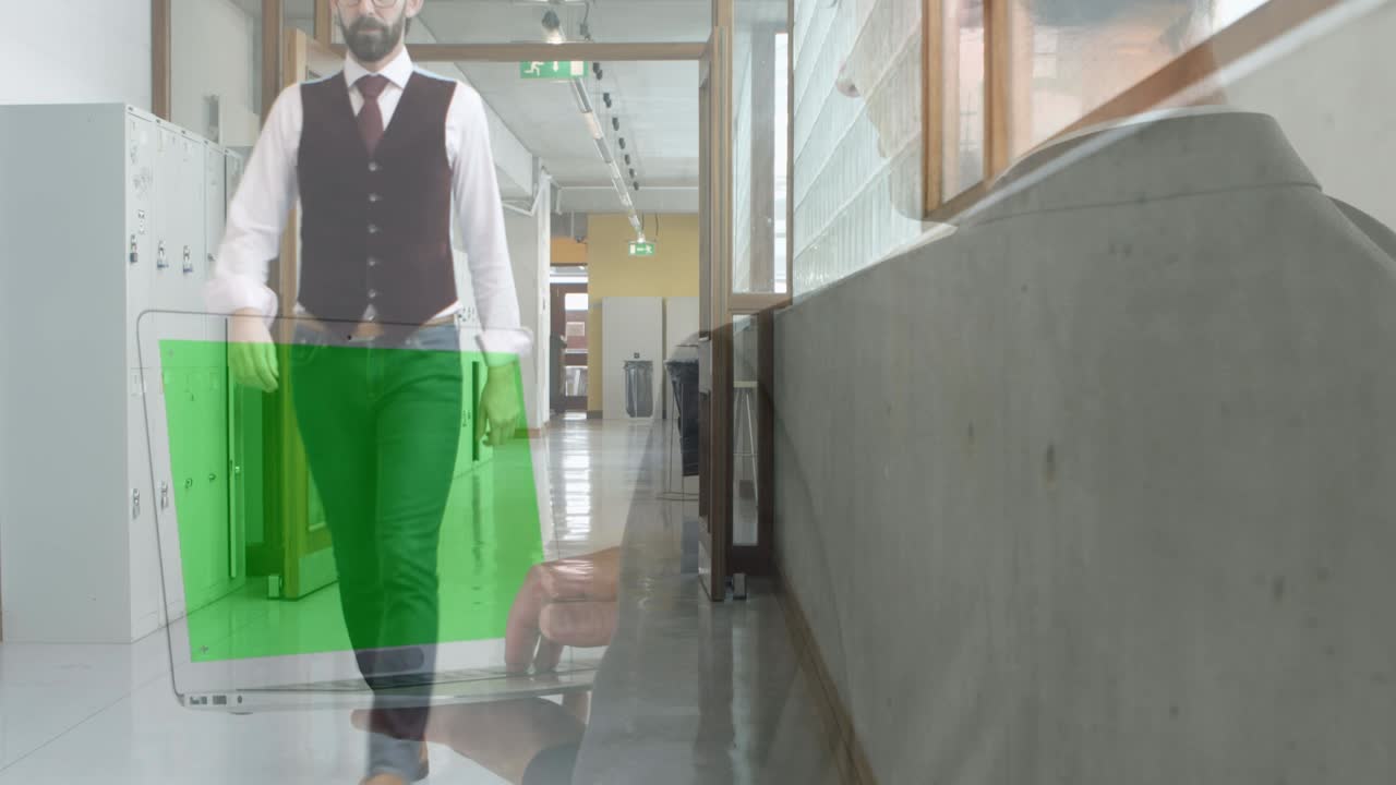 사무실 복도 에서  ⁇ 고 있는 사업가 위 에 녹색 스크린 을 가진 노트북 을 사용하는 사업가 의 애니메이션