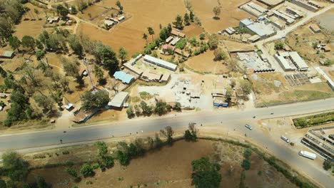 Vista-Aérea-De-Pájaro-De-Loitokitok-Kenia,-Barrio-Pobre-De-Chabolas-De-Los-Suburbios-De-Nairobi,-Kenia