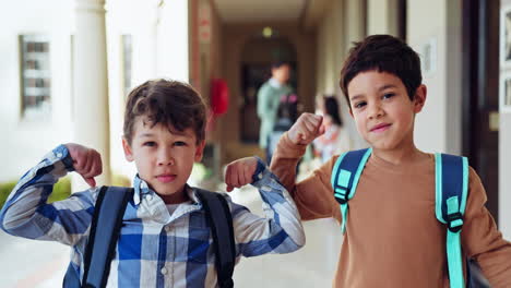 niños, retrato y flexión del músculo