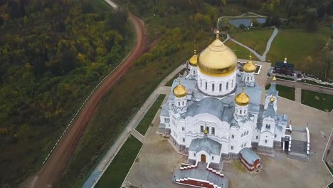 vista aérea de una hermosa iglesia ortodoxa en un bosque