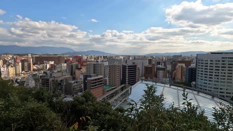 Vista-Sobre-El-Horizonte-De-Fukuoka-En-Un-Día-Soleado