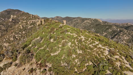 mt lemmon arizona aerial v3 cinematic drone flyover ventoso punto de vista capturando paisaje de naturaleza virgen con espectaculares vistas del terreno de montañas rocosas - filmado con mavic 3 cine - marzo 2022