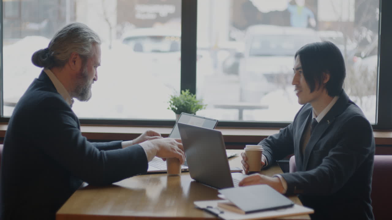 커피에서 비즈니스 회의