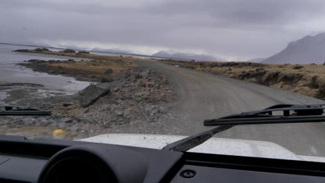 escénica carretera vacía en vista de islandia desde el coche en cámara lenta