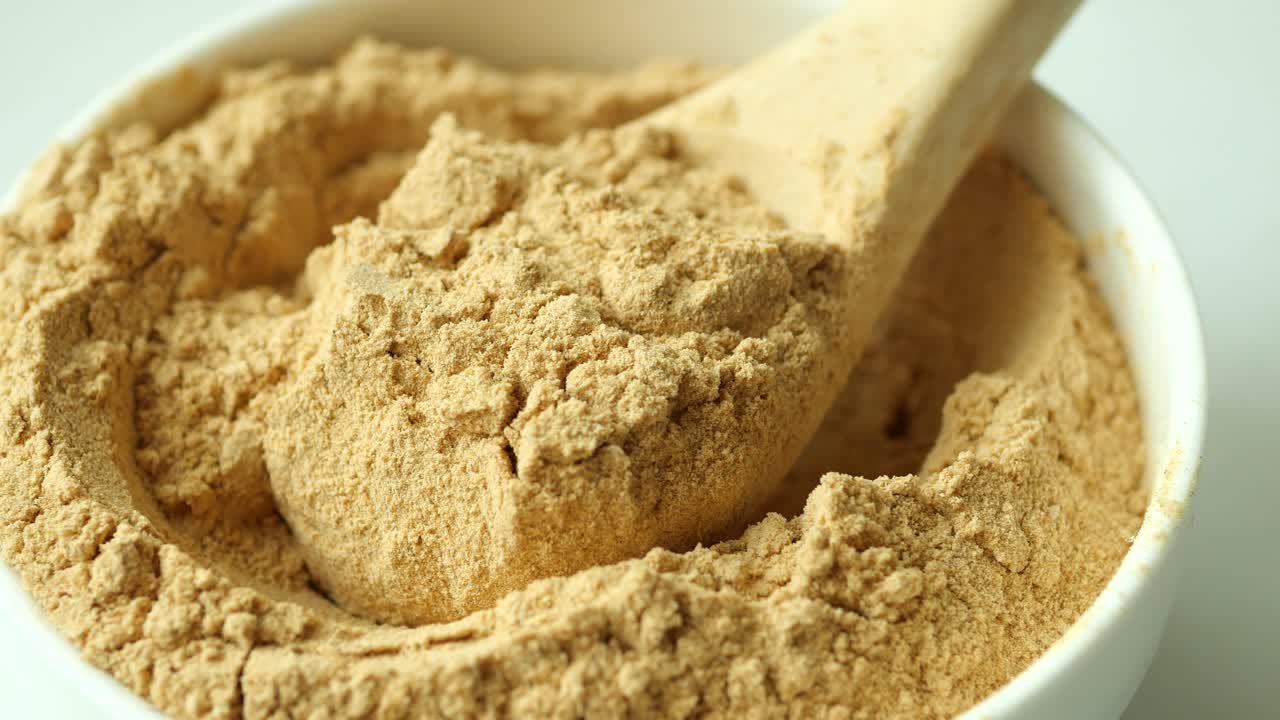 맥주 제조자 들 은 한 잔 의 물 에 효모  ⁇ 어리 를  ⁇ 는다