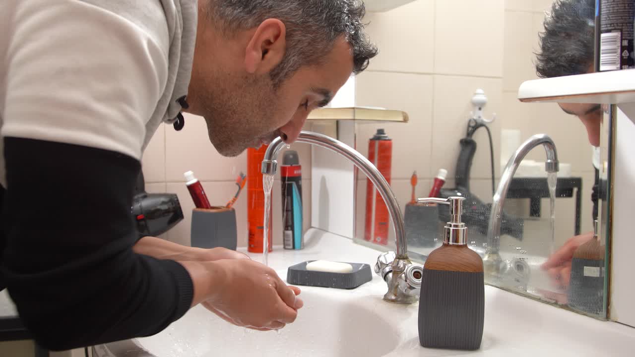 el lavado de la cara del hombre.