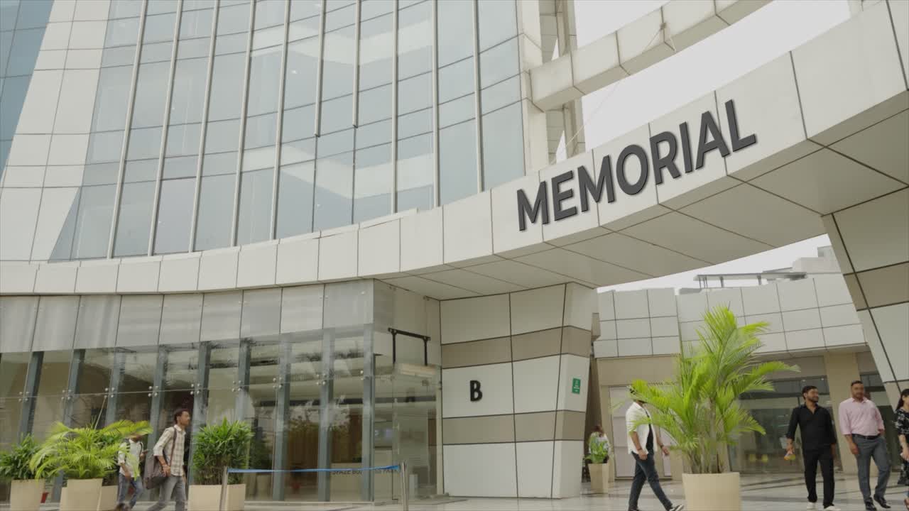 Pessoas entrando no edifício do memorial
