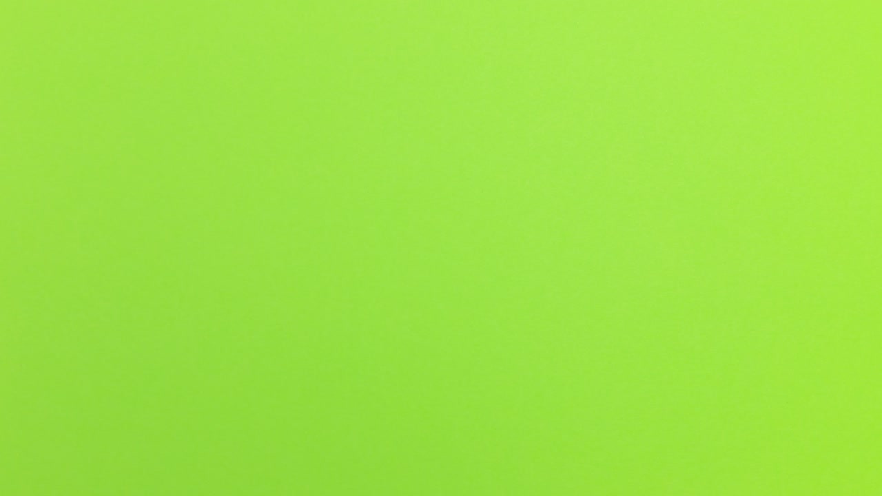 detención de la animación de movimiento_bola de papel verde desembalando en un fondo amarillo_pantalla verde