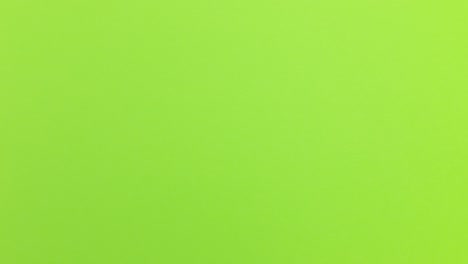 detención de la animación de movimiento_bola de papel verde desembalando en un fondo amarillo_pantalla verde