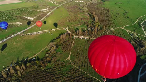 globos de aire caliente sobre el campo