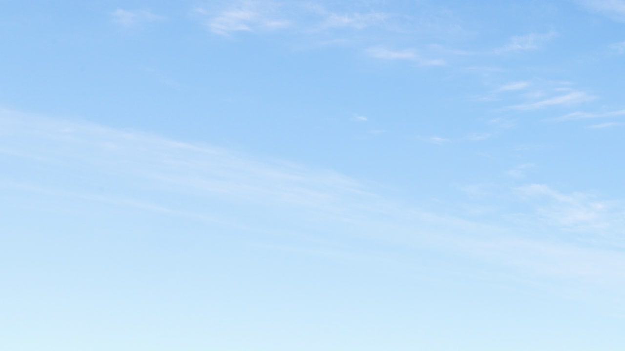 푸른 하늘에서 구름의 변화하는 패턴