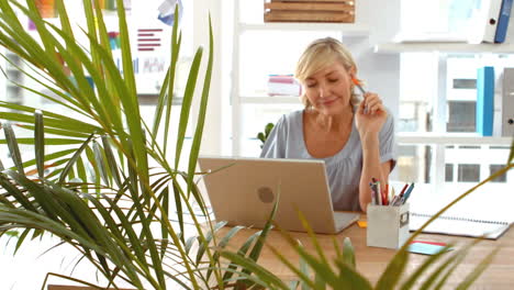 Hübsche-Geschäftsfrau,-Die-Am-Laptop-Arbeitet