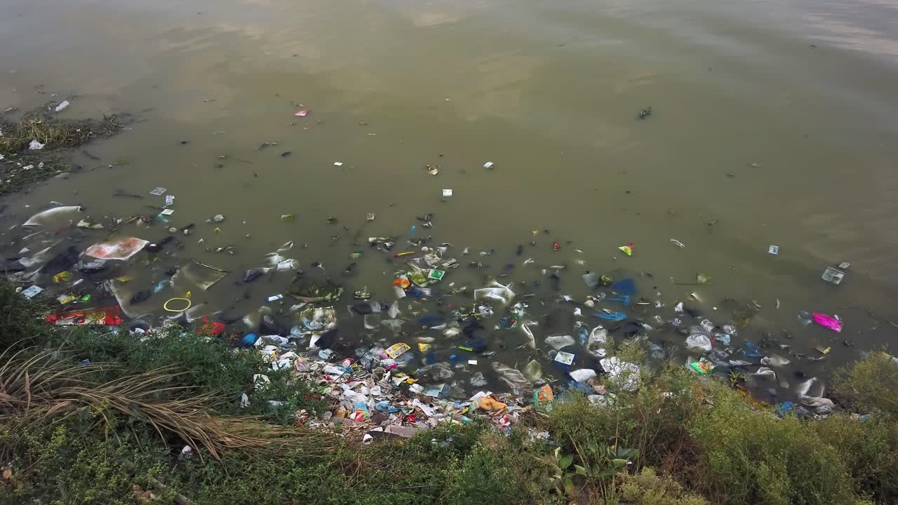 Agua contaminada con basura plástica y otros desechos