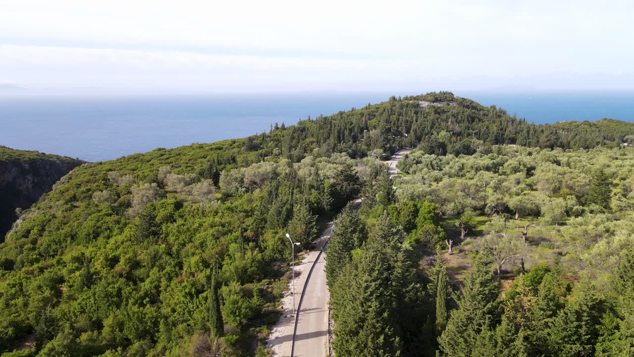 알바니아 해안 근처의 울창한 숲을 따라 운전하는 캠핑카