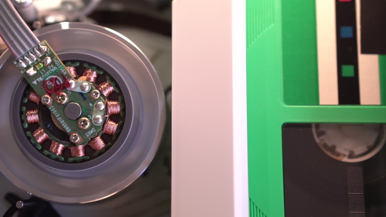 vhs видеокассета лента и магнитная голова, внутри проигрывателя, начало воспроизведения или записи, макро крупный план