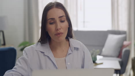mujer de negocios remota bebiendo café